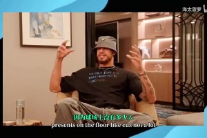 外网爆火视频，篮球场上很有爱的一幕