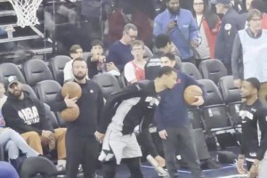 2米24的文班能够这样轻松地完成胯下换手暴扣，真是不可思议！