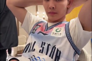 😂适合当胜利结算视频！詹姆斯此前和家人的搞怪舞蹈~