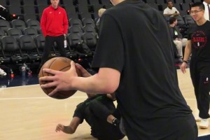 美娜的嘴角都压不住啦☺️ 詹姆斯生涯总胜场数来到1229！！