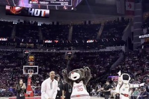 “子承父业”！今天湖人赛前齐蹲仪式 由幼詹布朗尼领衔