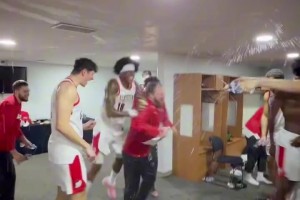 成功人士！哈滕探访了高中篮球队的训练课，解答了球员们的问题！