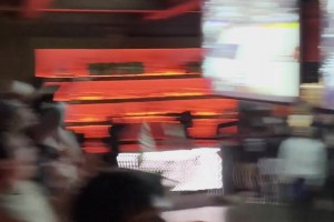 时隔5年重返季后赛！一批开拓者球迷在酒吧内开心庆祝🎉